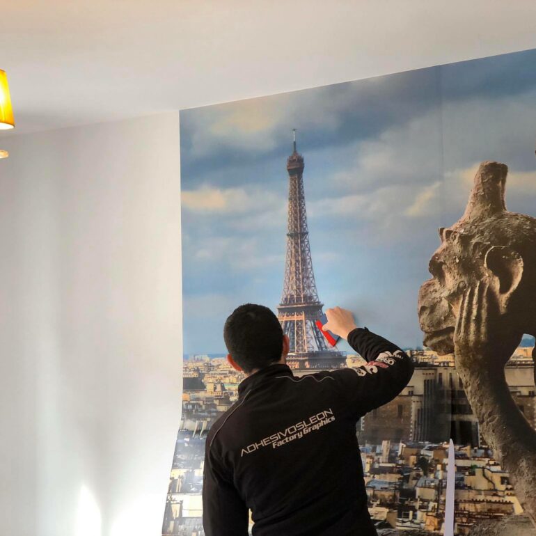 aplicacion-mural-adhesivos-leon