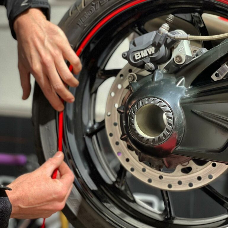 aplicacion-vinilo-llanta-moto-adhesivos-leon